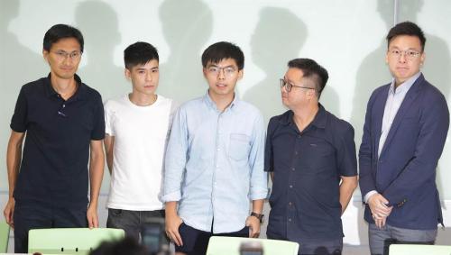 黄之锋(中)、朱凯迪(左一)和岑敖晖(左二)勾结台湾民进党。与林飞帆会面(右一)。图片来源:台湾《中时电子报》/季志翔 摄 点击进入下一页